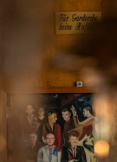 Das gerahmte Gemälde an der Holzwand des Gastraums, durch warmes Licht fotografiert